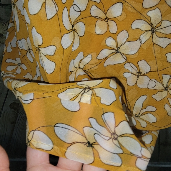 CAbi Thrive Top Size S Butterscotch Floral - Picture 9 of 10